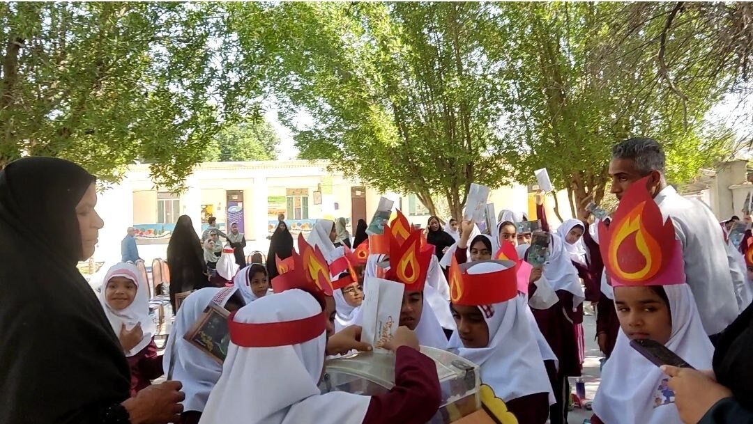 جشن عاطفه‌ها در دبستان مولوی فین؛ همدلی برای تداوم آموزش