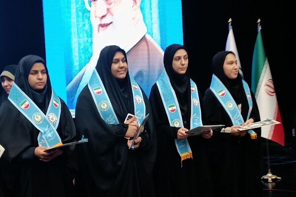 تقدیر از دانش‌آموزان برتر حوزه فرهنگی و هنری در آموزش و پرورش ناحیه یک شهرری