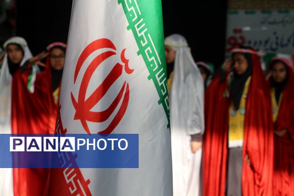 هم‌سرایی هزار نفری دانش‌آموزان یاور انقلاب در اسلامشهر