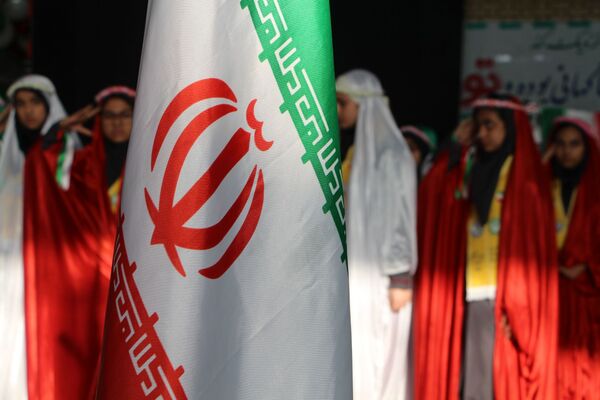 هم‌سرایی هزار نفری دانش‌آموزان یاور انقلاب در اسلامشهر