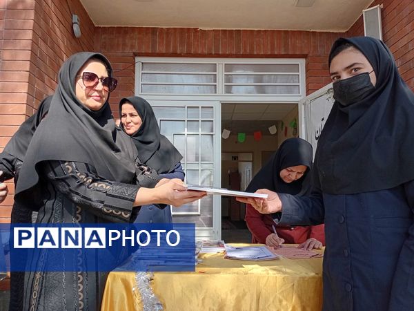 تقدیر از دانش آموزان منتخب هفته بهداشت روان در دبیرستان مادرمهربان خلیل آباد