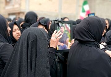 فیروزان در آغوش کشید پیکر شهید داود خزایی را