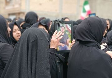 فیروزان در آغوش کشید پیکر شهید داود خزایی را