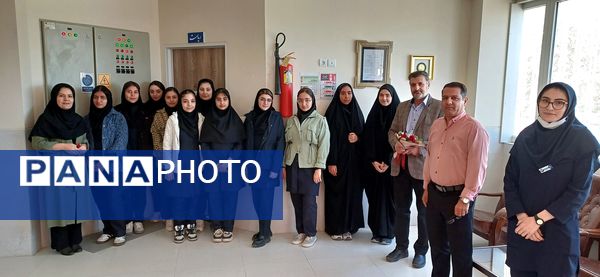 قدردانی دانش‌آموزان از پرستاران در روز پرستار