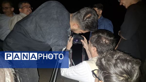 ماه در نقاب سایه زمین 