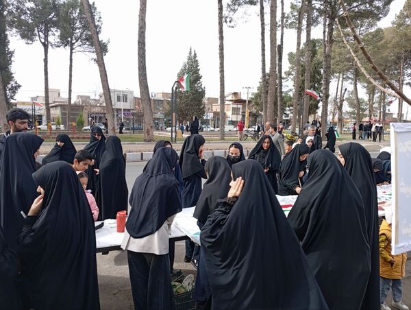 نقاشی چند متری در حاشیه راهپیمایی ۲۲ بهمن در خلیل آباد