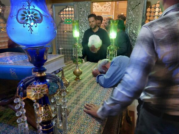 مراسم غبار روبی و زیارت ضریح مطهر سلطانعلی ابن امام محمد باقر (ع) در کربلای ایران 
