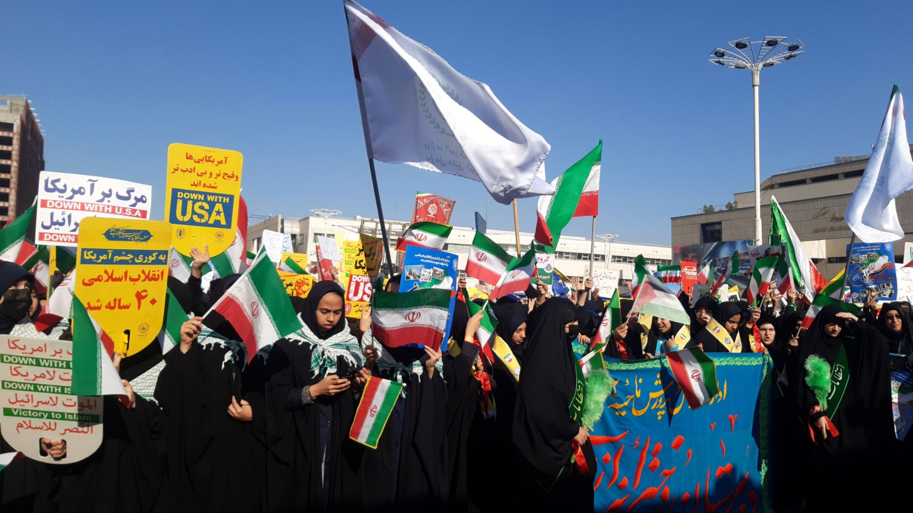 حضور پرشور دانش آموزان مشهد مقدس در راهپیمایی یوم‌الله ۱۳ آبان 