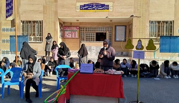آیین نواختن زنگ انقلاب در دبیرستان حضرت معصومه(س) شهرستان خلیل‌آباد 