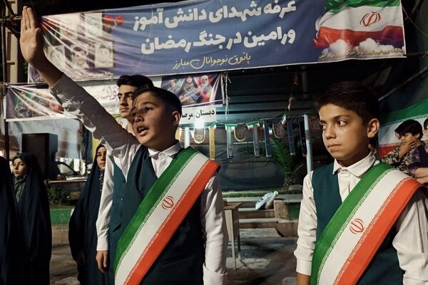 اجتماع پرشور دانش‌آموزان دبستان پسرانه مرصاد۱ در غرفه شهدای دانش آموز ورامین 