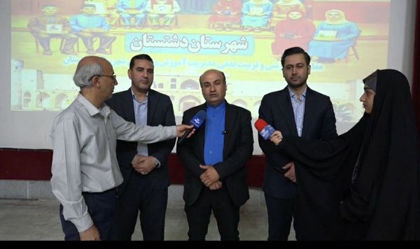 تجلیل از برگزیدگان دانش‌آموزی مسابقات فرهنگی و هنری جشنواره هما شهرستان دشتستان 