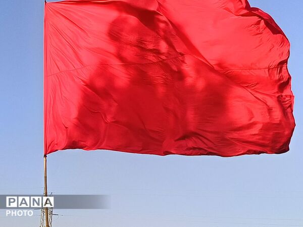 رقص پرچم‌ها در باد عزای کاشمر هم‌صدایی آسمان با زائران