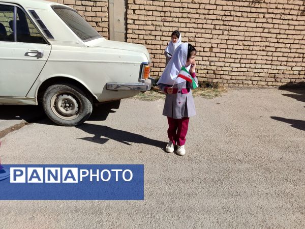 حضور گسترده دانش آموزان سورشجان در راهپیمایی ۱۳ آبان؛ فریاد ایستادگی در برابر استکبار جهانی