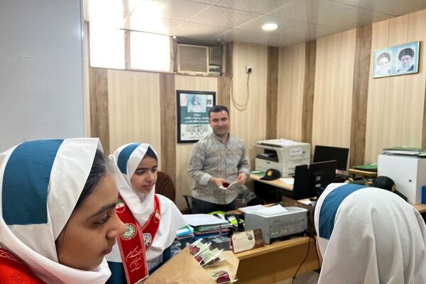 اهدای گل دانش‌آموزان شادگانی به تامین‌‌کنندگان آسایش و امنیت در جامعه