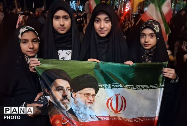 پیشگامان نمایش شور میهن دوستی در تجمعات شبانه 