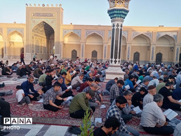 قرائت دعای عرفه در زیارتگاه شهید آیت الله مدرس