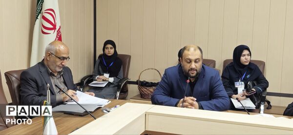 نشست هماهنگی دانش‌آموزان نخبه عکاس استان البرز با موضوعیت پویش «باید برخاست» 
