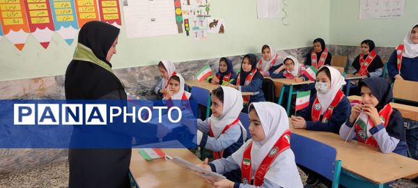 توزیع کتاب « از ایرانمان دفاع می کنیم » در بین دانش‌آموزان پیشتاز مدرسه شهید خاقانی شهرستان شیروان