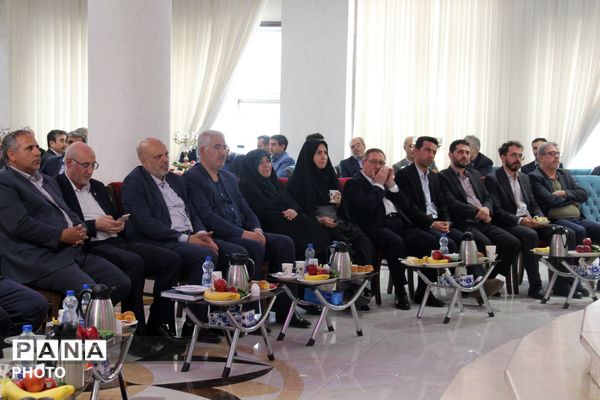 تجلیل از معلمان نمونه ناحیه ۵ تبریز با حضور رئیس کمیسیون آموزش مجلس