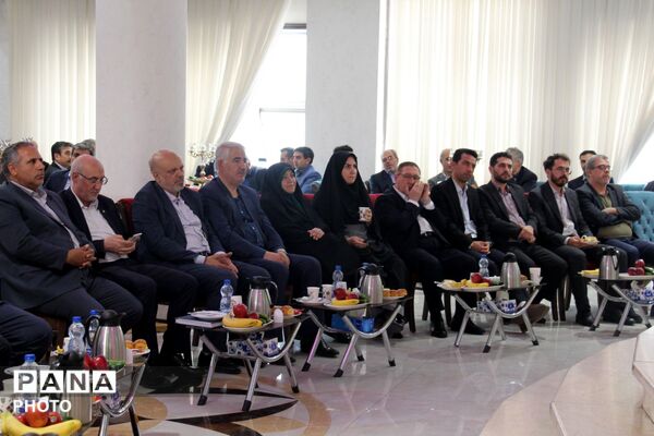 تجلیل از معلمان نمونه ناحیه ۵ تبریز با حضور رئیس کمیسیون آموزش مجلس