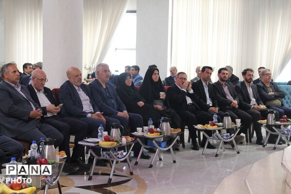 تجلیل از معلمان نمونه ناحیه ۵ تبریز با حضور رئیس کمیسیون آموزش مجلس
