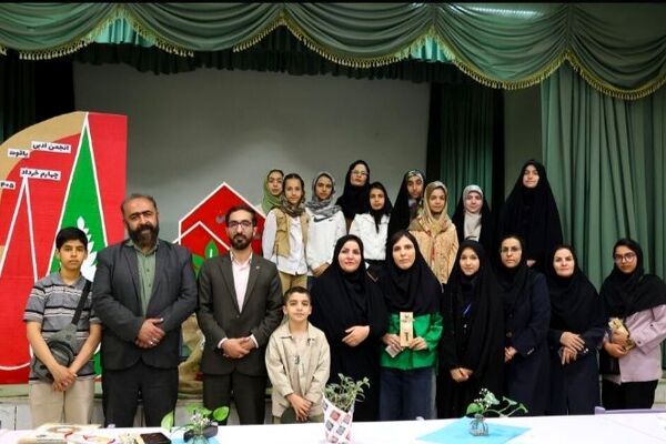 نشست انجمن شاعران نوجوان در مرکز شماره سه شهرکرد