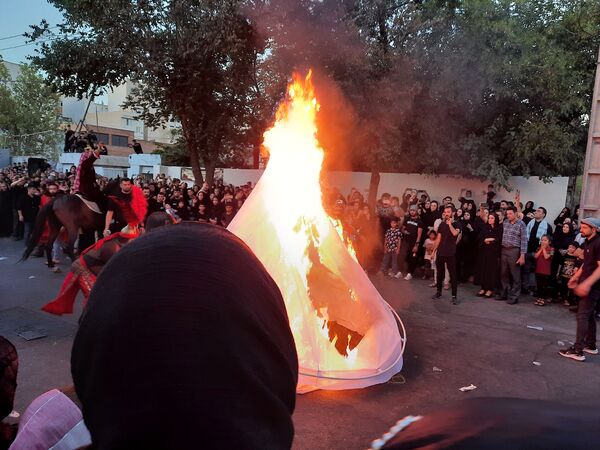 عشاق دلسوخته سیدالشهدا شام غریبان را با آتش زدن خیمه‌‌ها به پایان رساندند