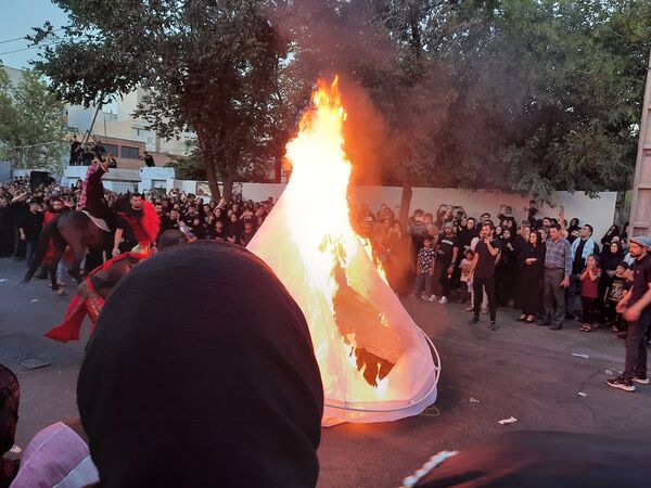 عشاق دلسوخته سیدالشهدا شام غریبان را با آتش زدن خیمه‌‌ها به پایان رساندند