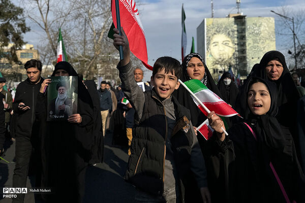 مراسم بیعت با سومین رهبر انقلاب در تهران - 1