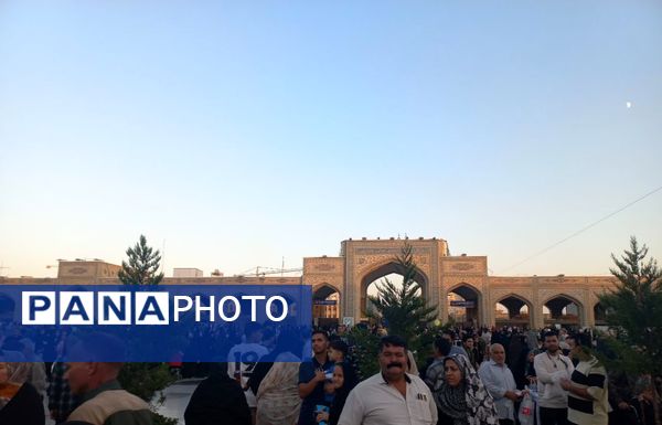 سیل عظیم زائران و مجاوران حرم امام رضا (ع) در روز آغاز امامت حضرت مهدی (عج)