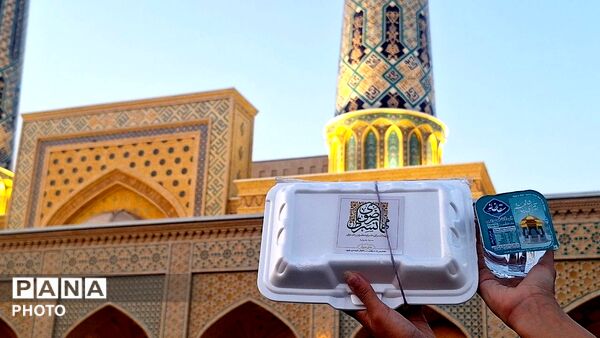 «سفره پدری» در حرم امام رضا (ع) پهن شد