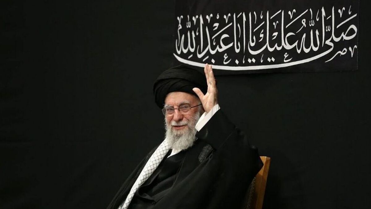 حضور رهبر انقلاب در شب عاشورا؛ جلوه‌ای از وحدت و عشق حسینی