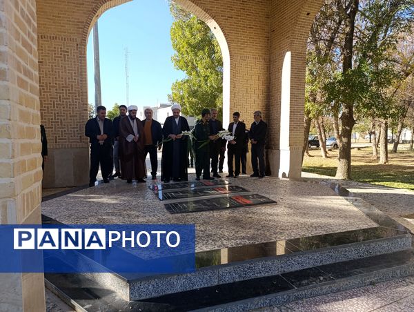 غبار روبی مزار شهدای گمنام شهرستان سلطانیه 