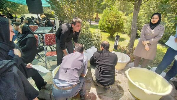 برپایی سفره‌ی احسان در محوطه بیمارستان فوق تخصصی آیت‌الله یثربی کاشان
