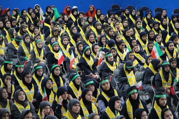 هم‌سرایی هزار نفری دانش‌آموزان یاور انقلاب در اسلامشهر