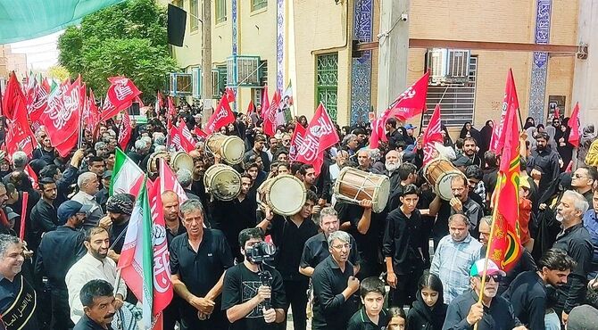 خادمان بی‌صدای کربلا در خیابان‌های شهر یزد؛ خادمانی که راهِ خدمت را جارو می‌زنند