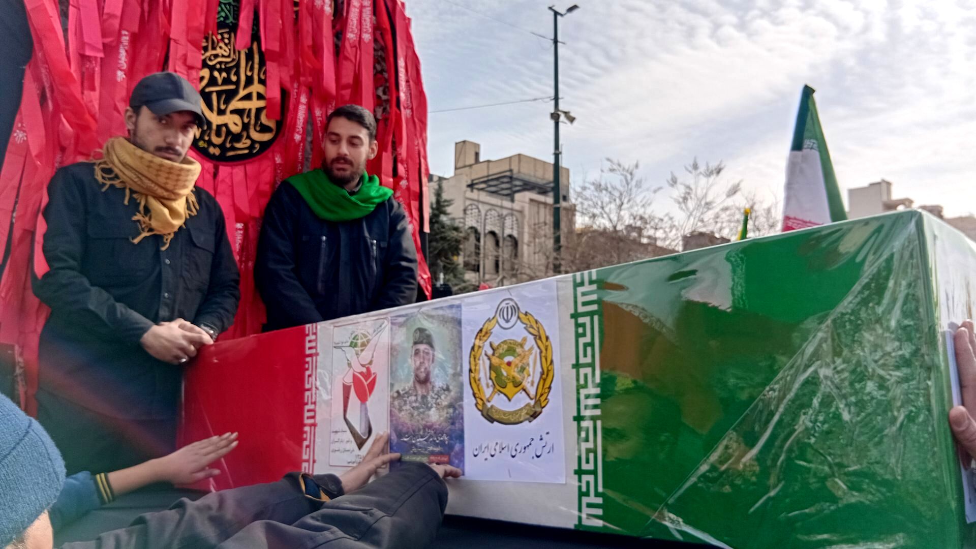 ما تا آخر ایستاده ایم