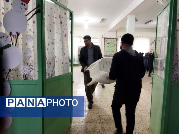 فضاسازی اردوی تمشک توسط دانش‌آموزان و فرهنگیان شهر راز