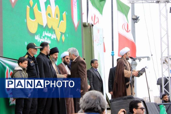 حضور گسترده اقشار مختلف مردم پردیس در راهپیمایی ۲۲ بهمن