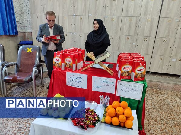 اهدای هدیه به معلمان به‌مناسبت میلاد حضرت علی (ع) و روز پدر در دبستان هیات امنایی فرهنگ
