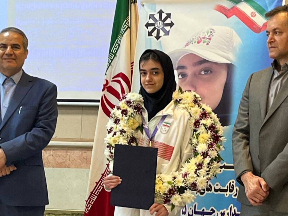 مراسم تجلیل از روشا اکبری برنده مدال طلای شطرنج مدارس جهان در شهرستان نیشابور 