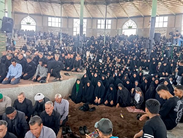 نماز جماعت در حسینه روستا اردمه در ظهر اربعین