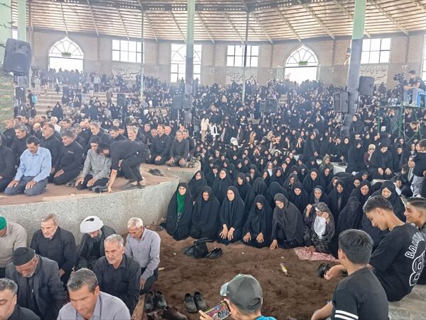 نماز جماعت در حسینه روستا اردمه در ظهر اربعین