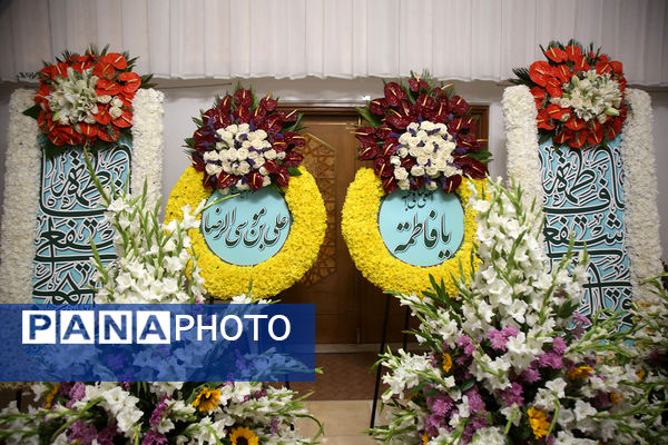 گل آرایی ضریح مطهر حضرت معصومه(س) به مناسبت روز دختر