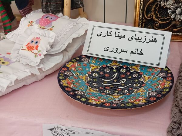 نمایشگاه آثار هنری معلمان دبیرستان جفایی در هفته معلم