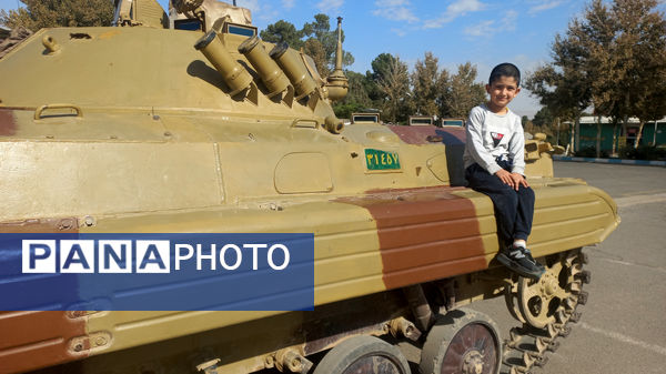 نمایشگاه هفته دفاع مقدس در مجتمع فرهنگی و ورزشی فجر نیشابور