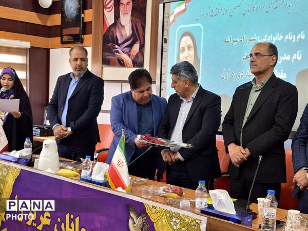 معلمان نمونه در قاب افتخار آموزش و پرورش منطقه ۵