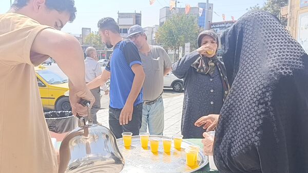 توزیع شربت و شیرینی به مناسبت میلاد پیامبر اسلام (ص) 