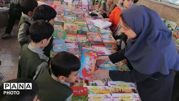 برپایی نمایشگاه کتاب به مناسبت هفته امور تربیتی در دبستان احمد کاظمی بک