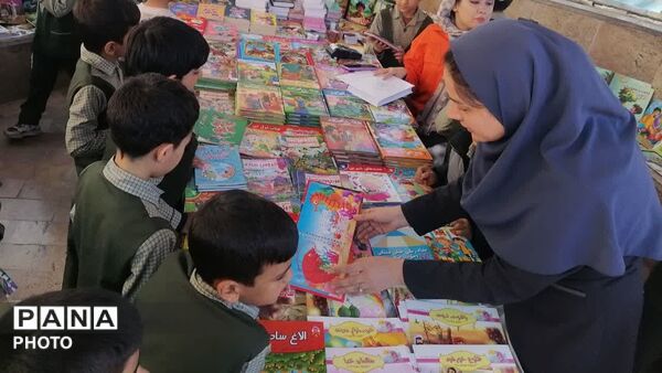 برپایی نمایشگاه کتاب به مناسبت هفته امور تربیتی در دبستان احمد کاظمی بک